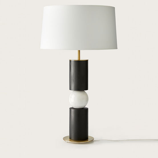 Lámpara alda sobre mesa