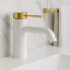 grifo lavabo blanco y dorado
