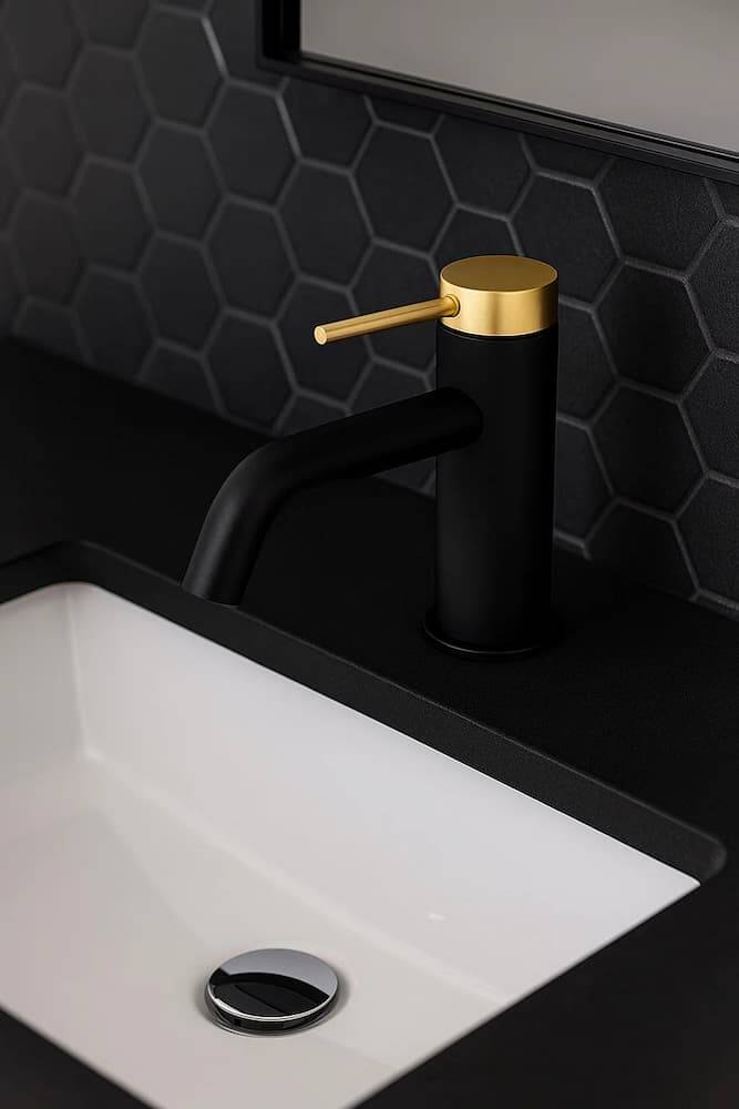 grifo lavabo negro y dorado