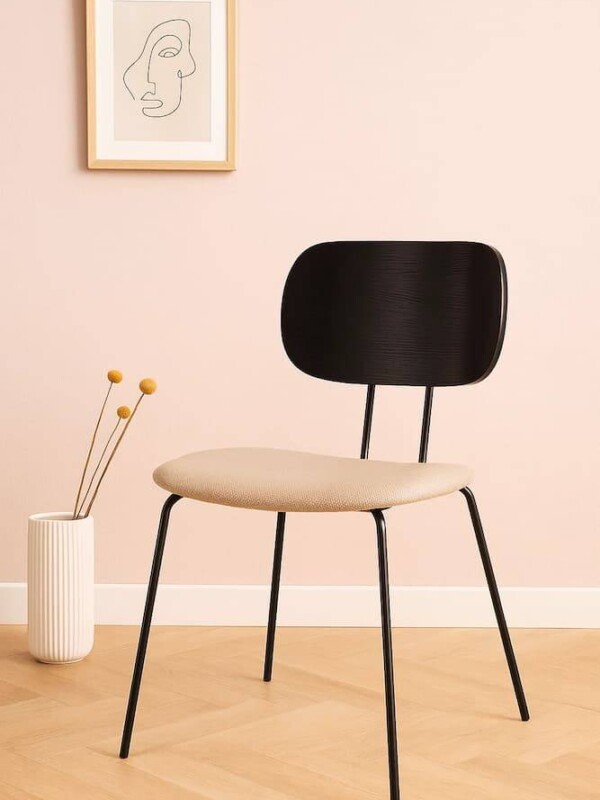 silla de salon negra acolchada