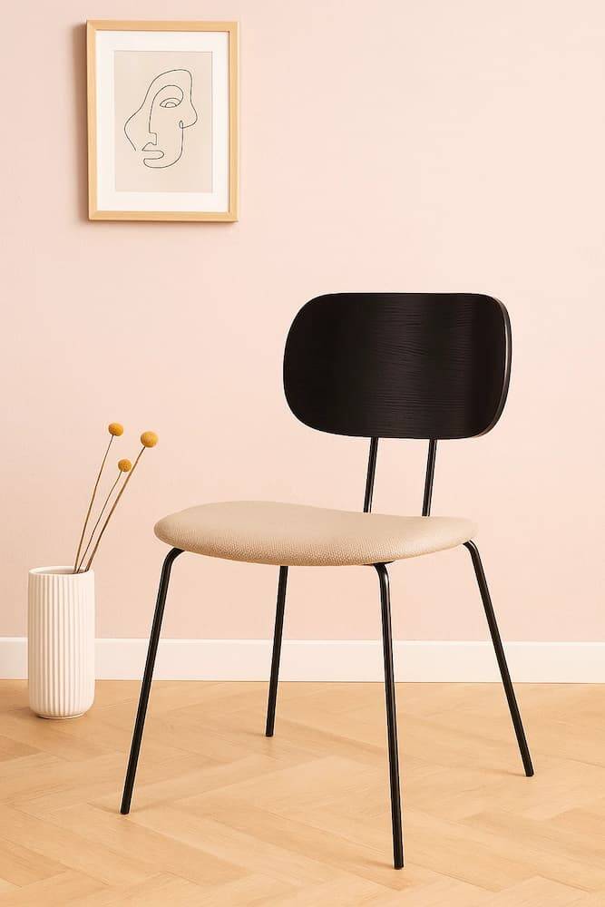 silla de salon negra acolchada