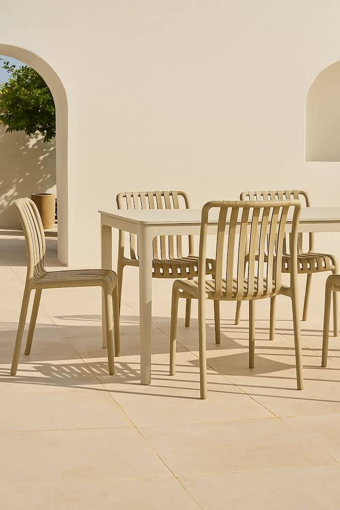 sillas beige de exterior