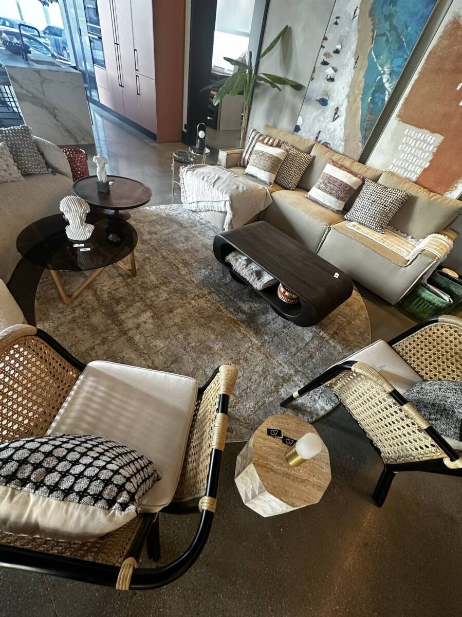 Alfombra artisan redonde de AO mobiliario. Perfecta para decortar tu espacio y que tu hogar tenga estilo.