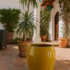 macetero decorativo de exterior amarillo