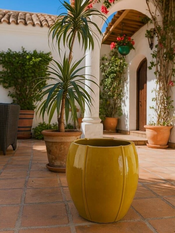 macetero decorativo de exterior amarillo