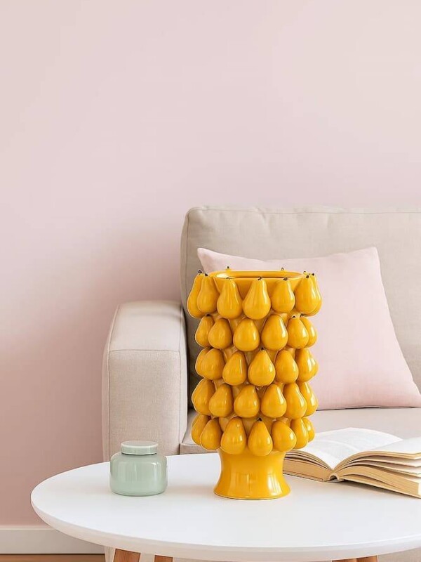 jarron de ceramica amarillo con peras