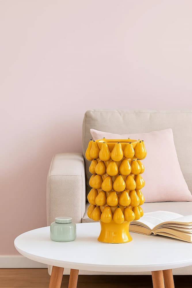 jarron de ceramica amarillo con peras