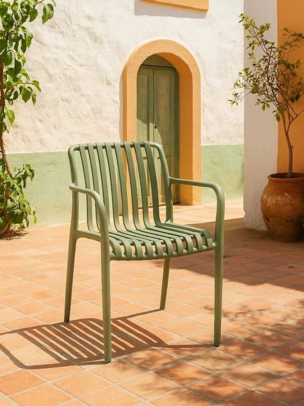 silla exterior verde con brazos