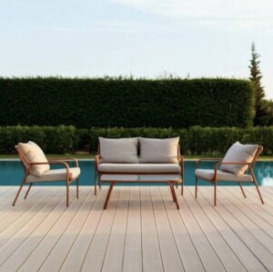 Sillones y sofá de exterior con cojines de AO Mobiliario junto a piscina, ideales para decorar terraza o jardín en Sevilla con estilo.