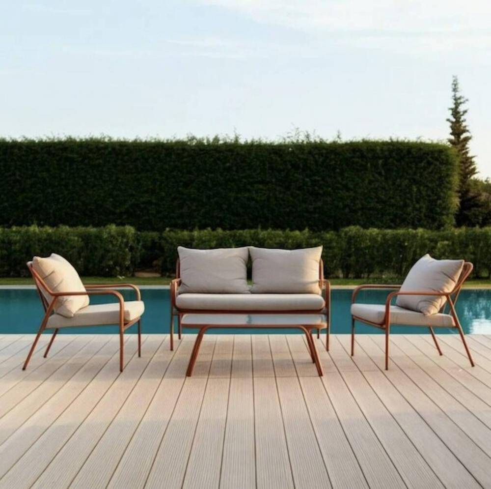Sillones y sofá de exterior con cojines de AO Mobiliario junto a piscina, ideales para decorar terraza o jardín en Sevilla con estilo.