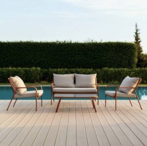 Conjunto de exterior con sofá de dos plazas, dos sillones y mesa de centro junto a una piscina.