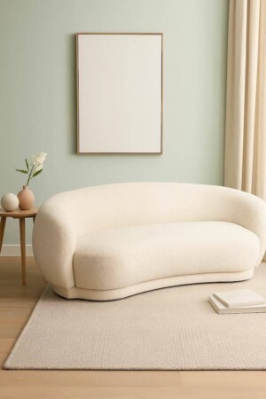 Sofá beige borreguito en salón con cuadro grande 